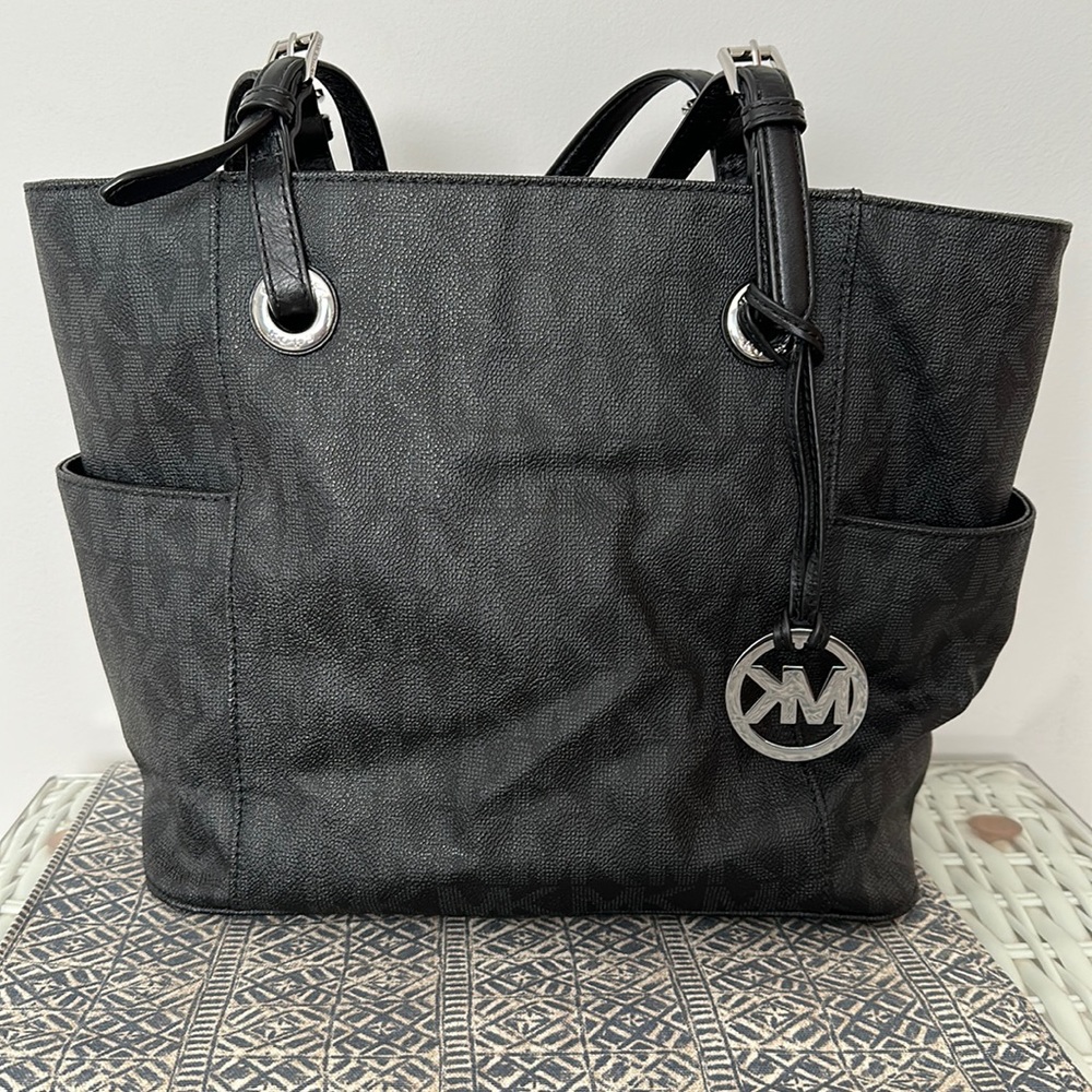 Michael Kors Leather shoulder Handbag. Silver hardware.